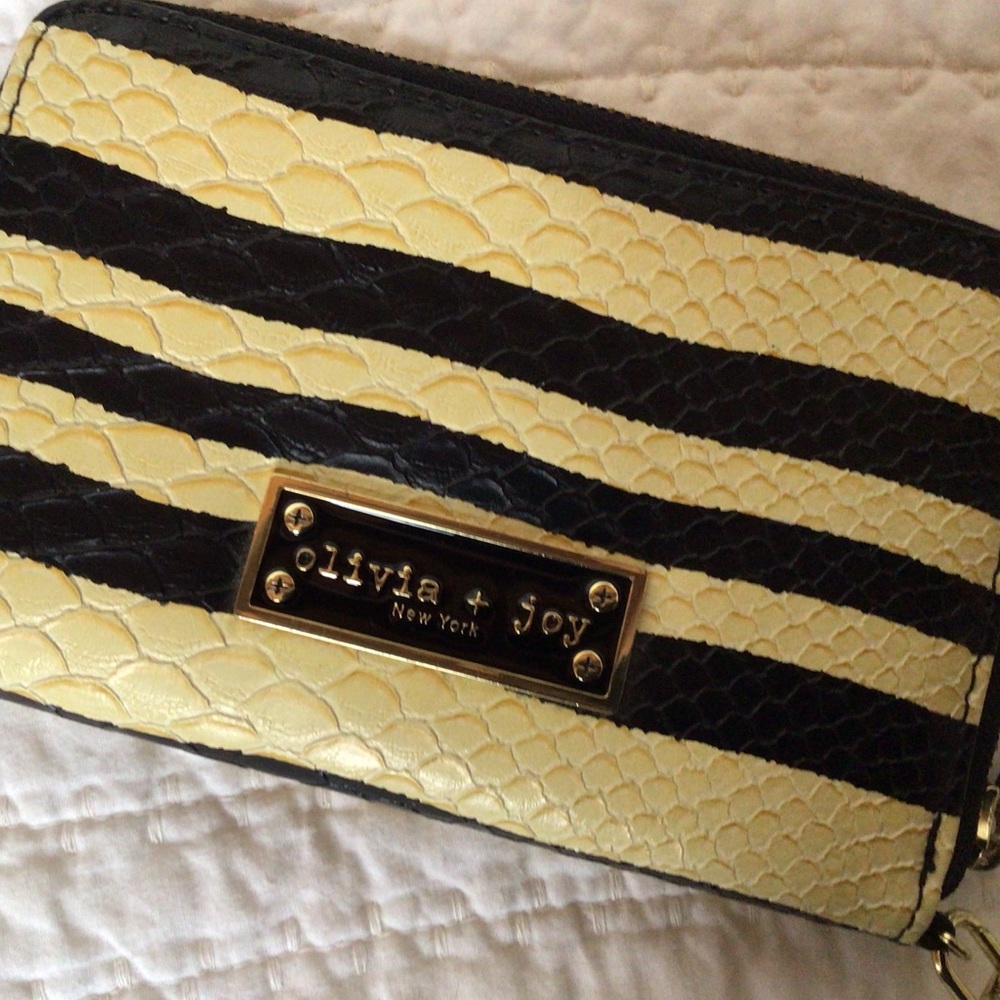 Olivia+Joy Wristlet 6.5x4 - Picture 2 of 5